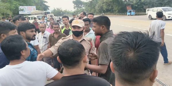 अवैध रूप से 20 मवेशी ले जा रहे दो वाहन वाहन जब्त