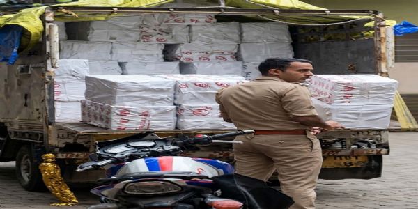 प्रतिबंधित पटाखों से भरी गाड़ी पकड़ी
