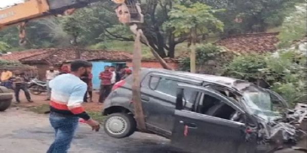 मप्रः सीधी में बस और कार की सीधी भिड़ंत, तीन लोगों की मौत, 5 साल की बच्ची गंभीर घायल