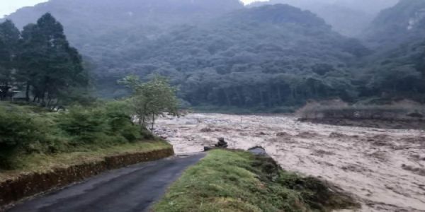 भूटान में ग्लेशियर झील फटने से बढ़ा बाढ़ का खतरा, कई नदी घाटियों में अलर्ट जारी