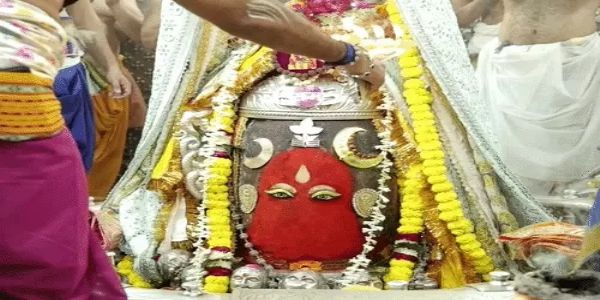 उज्जैन: रजत चंद्र-त्रिशूल, मुकुट और मुंडमाल से सजे बाबा महाकाल, भस्म आरती में गूंजे जयकारे