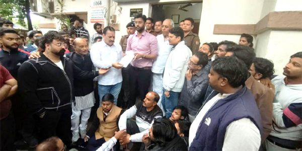 ई-कार्ट और सिटी बस योजना के विरोध में ऑटो-विक्रम चालकों का प्रदर्शन, नगर आयुक्त का किया घेराव