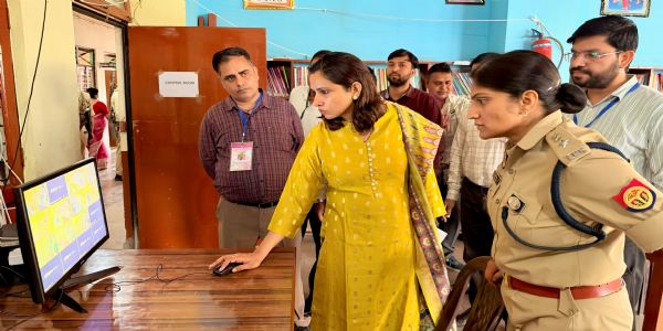पीईटी परीक्षा पर डीएम ने परीक्षा कक्षों का औचक निरीक्षण कर परखी व्यवस्था