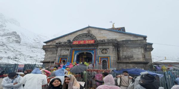बर्फबारी और कड़ाके की ठंड के बीच केदारनाथ धाम पहुंच रहे श्रद्धालु, अब तक 18.60 लाख ने किए दर्शन