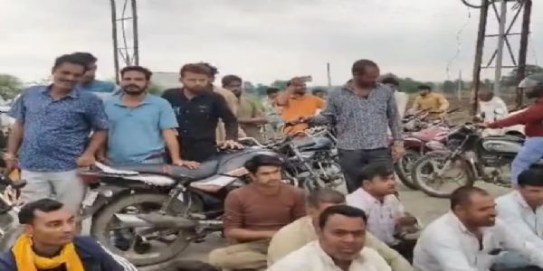 राजगढ़ः अघोषित बिजली कटौती से नाराज किसानों ने हाइवे पर किया चक्काजाम