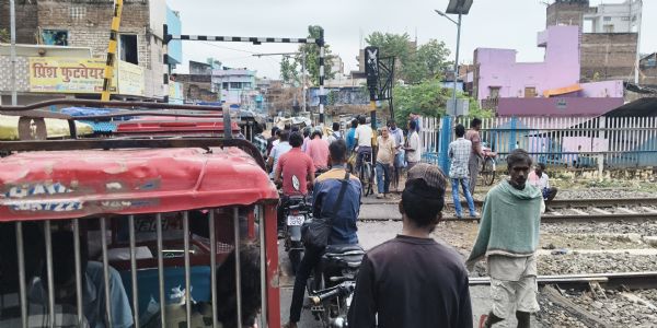 भोलानाथ पुल के नीचे जलजमाव और ओवरब्रिज निर्माण कार्य से भीखनपुर 12 नंबर गुमटी पर लगा जाम