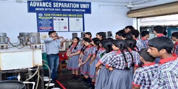 एनएमएल में विद्यार्थियों ने वैज्ञानिकों से जाना धातु और खनिजों का महत्व