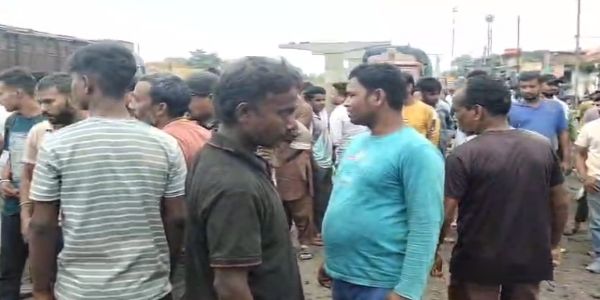 वाहन की चपेट में आने से बुजुर्ग की मौत, आक्रोशित लोगों ने किया सड़क जाम