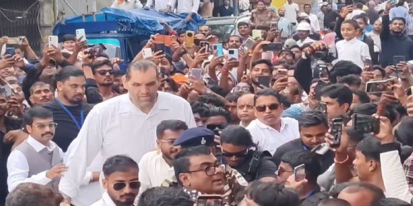 द ग्रेट खली की एक झलक पाने को उमड़ी भीड़