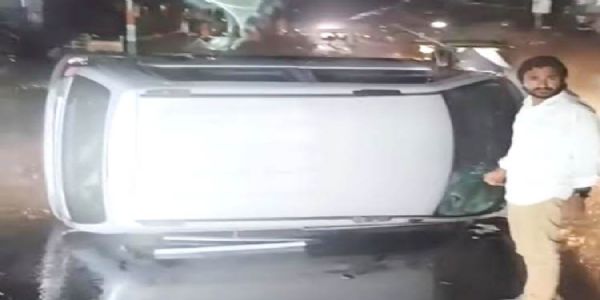 बाइक सवार को टक्कर मारकर पलटी कार, चालक फरार