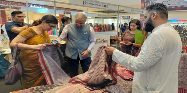बाग प्रिंट की प्रदर्शनी का अवलोकन करते हुए भारतीय उच्चायुक्त संतोष झा बाग प्रिंट की प्रदर्शनी का अवलोकन करते हुए भारतीय उच्चायुक्त संतोष झा