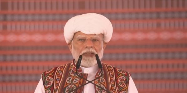 प्रधानमंत्री नरेंद्र मोदी जनता को सम्बोधित करते हुए प्रधानमंत्री नरेंद्र मोदी जनता को सम्बोधित करते हुए