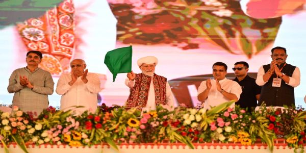 प्रधानमंत्री मोदी ने दिखाई दो नई रेल सेवा को हरी झंडी प्रधानमंत्री मोदी ने दिखाई दो नई रेल सेवा को हरी झंडी