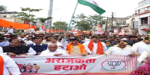 इंदौर में आयोजित लोकतंत्र बचाओ अराजकता हटाओ यात्रा में शामिल हुए मुख्यमंत्री इंदौर में आयोजित लोकतंत्र बचाओ अराजकता हटाओ यात्रा में शामिल हुए मुख्यमंत्री