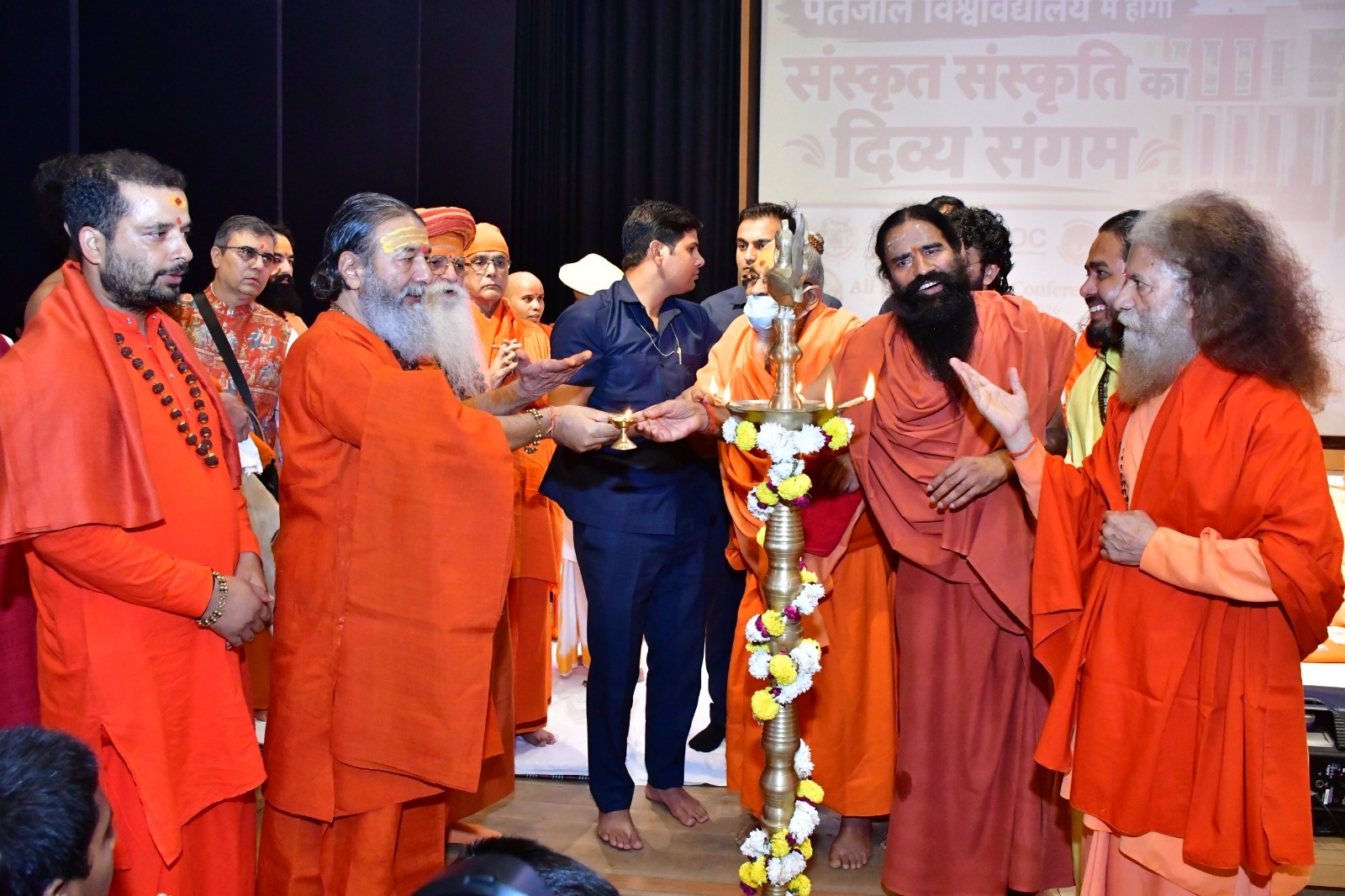 दूसरे दिन के सम्मेलन का उद्घाटन करते संत दूसरे दिन के सम्मेलन का उद्घाटन करते संत