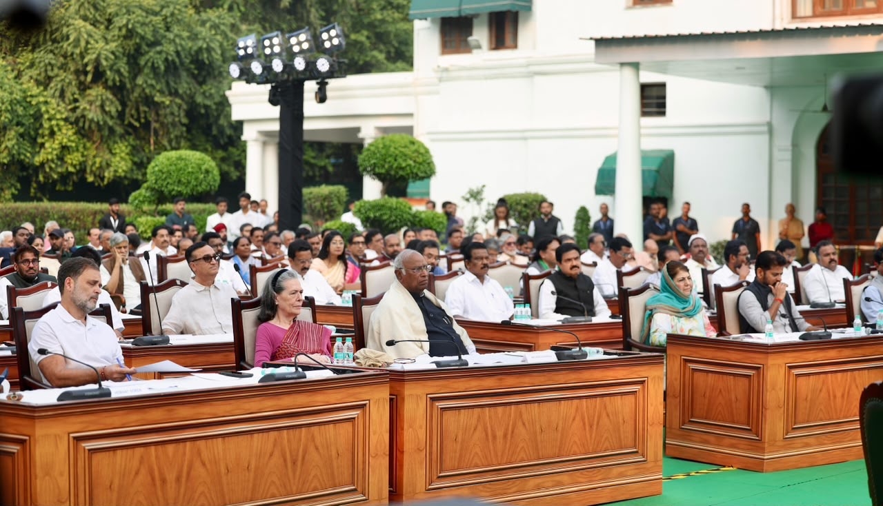 नई दिल्ली में मुख्य निर्वाचन आयुक्त ज्ञानेश कुमार के खिलाफ इंडी गठबंधन की ओर से आयोजित प्रतीकात्मक ‘जन महाभियोग’ कार्यक्रम के दौरान र विपक्षी दलों के नेता।