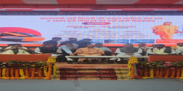 बनारस रेलवे स्टेशन से वाराणसी-दिल्ली स्लीपर ट्रेन की शुरूआत करते रेल मंत्री अश्विनी वैष्णव और मुख्यमंत्री योगी आदित्यनाथ
