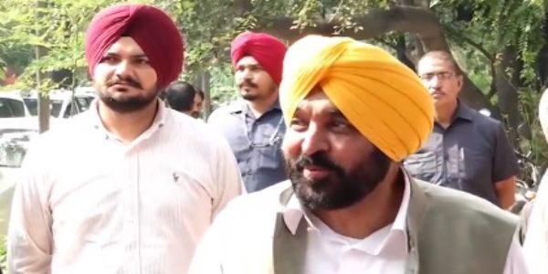 पंजाब के मुख्यमंत्री भगवंत मान पत्रकारों से बातचीत करते हुए। पंजाब के मुख्यमंत्री भगवंत मान पत्रकारों से बातचीत करते हुए।