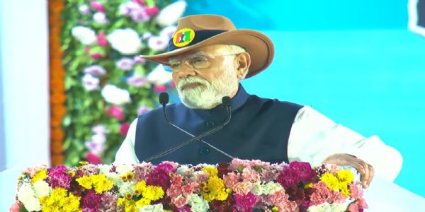 कार्यक्रम को संबोधित करते प्रधानमंत्री कार्यक्रम को संबोधित करते प्रधानमंत्री