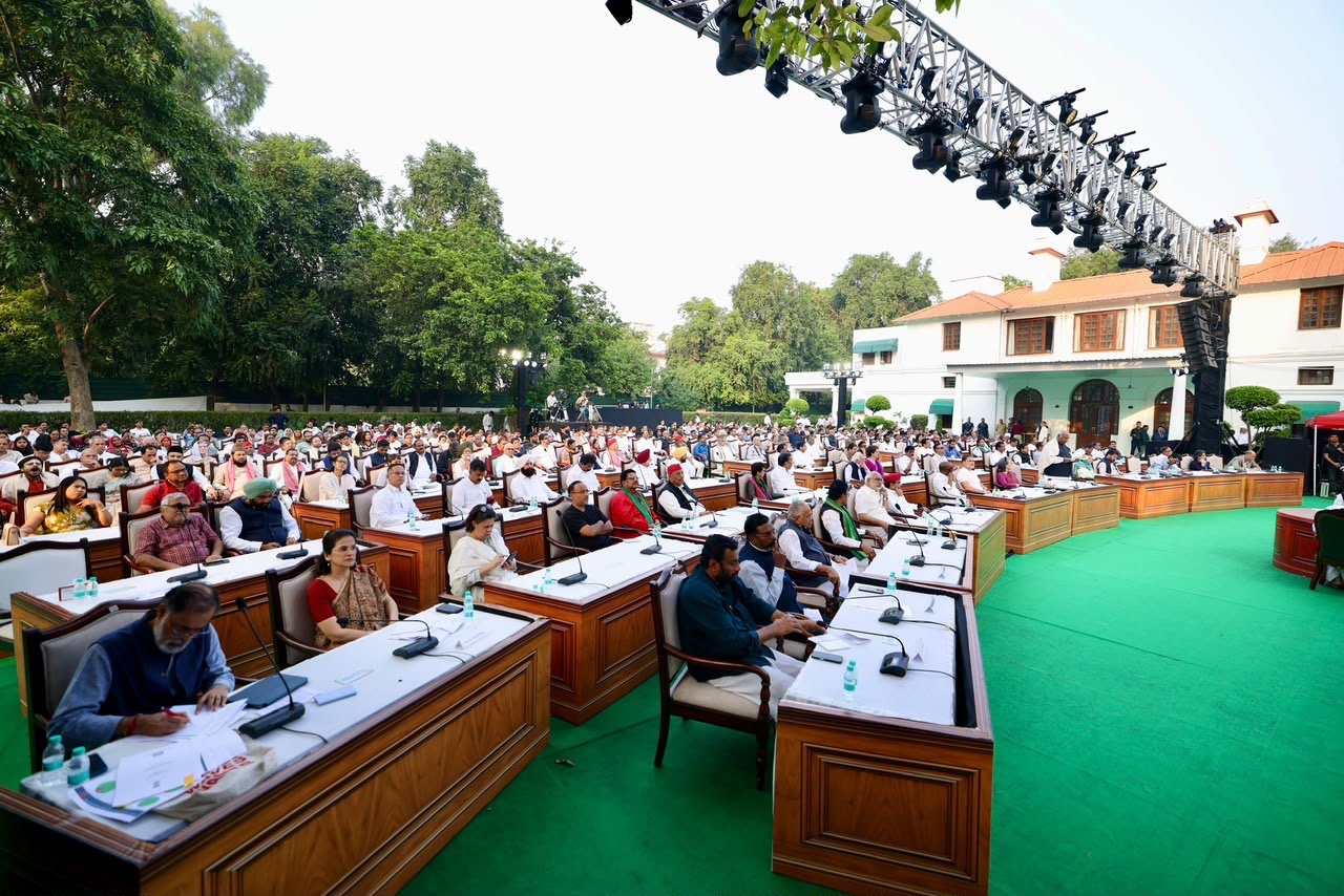 नई दिल्ली में मुख्य निर्वाचन आयुक्त ज्ञानेश कुमार के खिलाफ इंडी गठबंधन की ओर से आयोजित प्रतीकात्मक ‘जन महाभियोग’ कार्यक्रम के दौरान र विपक्षी दलों के नेता।