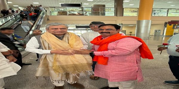 रेलमंत्री अश्विनी वैष्णव एयरपोर्ट पर,स्वागत करते भाजपा कार्यकर्ता रेलमंत्री अश्विनी वैष्णव एयरपोर्ट पर,स्वागत करते भाजपा कार्यकर्ता