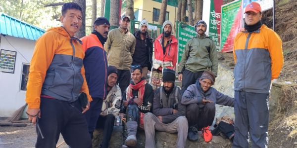 केदार ताल ट्रेक पर फंसे चार लोगों को सुरक्षित निकालती रेस्क्यू टीम