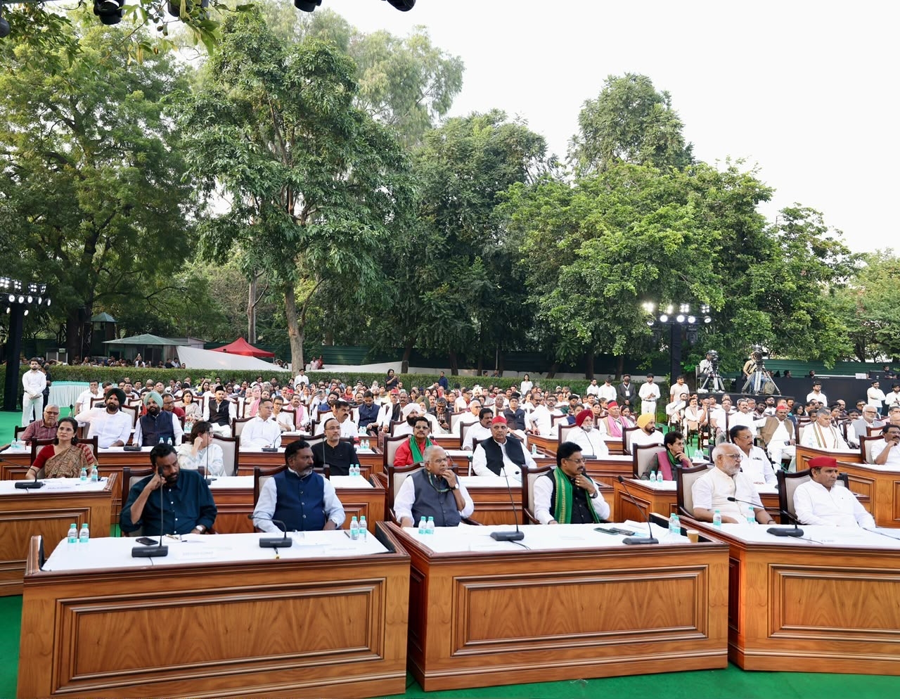 नई दिल्ली में मुख्य निर्वाचन आयुक्त ज्ञानेश कुमार के खिलाफ इंडी गठबंधन की ओर से आयोजित प्रतीकात्मक ‘जन महाभियोग’ कार्यक्रम के दौरान र विपक्षी दलों के नेता।