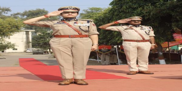 राष्ट्रीय एकता दिवस पर पुलिस लाइन कठुआ में भव्य परेड, एसएसपी ने दिलाई एकता और अखंडता की शपथ