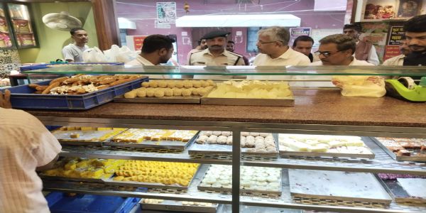 दीपावली-छठ पर मिलावटखोरों के खिलाफ प्रशासन सख्त: कटिहार में मिठाई दुकानों पर छापेमारी