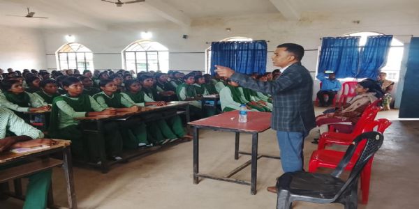 सुरक्षित बचपन अभियान के तहत विद्यार्थियों को दी गई कानूनी जानकारी