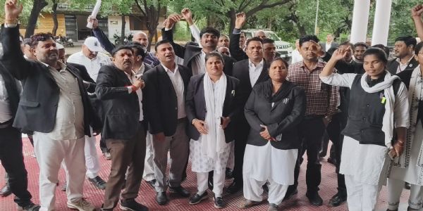 महाेबा : जिला अधिवक्ता समिति ने राष्ट्रपति को संबोधित ज्ञापन जिलाधिकारी को सौंपा