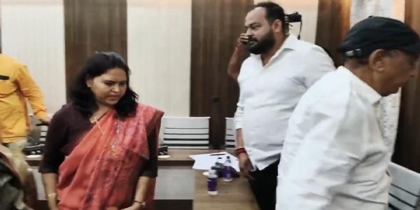नगर निगम की बोर्ड बैठक: नाराज मेयर-उपमेयर ने किया वॉकआउट, पार्षदों के मनाने पर लौटे