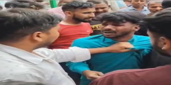 साकची सब्जी मंडी में पॉकेटमारी के आरोप में युवक पकड़ाया, लोगों ने की पिटाई