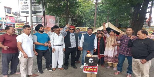 बदहाल सड़कों और स्वास्थ्य सेवाओं के खिलाफ कांग्रेस का प्रदर्शन