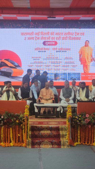 बनारस रेलवे स्टेशन से वाराणसी-दिल्ली स्लीपर ट्रेन की हुई शुरूआत, रेल मंत्री अश्विनी वैष्णव और मुख्यमंत्री योगी ने हरी झंडी दिखाई