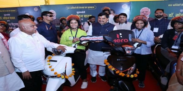 मप्रः मुख्यमंत्री डॉ. यादव ने बैतूल में मेधावी विद्यार्थियों को वितरित किए लैपटॉप और स्कूटी