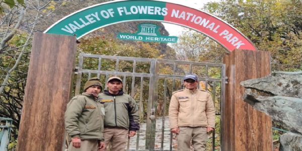 फूलों की घाटी के द्वार बंद, सैलानियों की आमद ने बनाया नया रिकॉर्ड