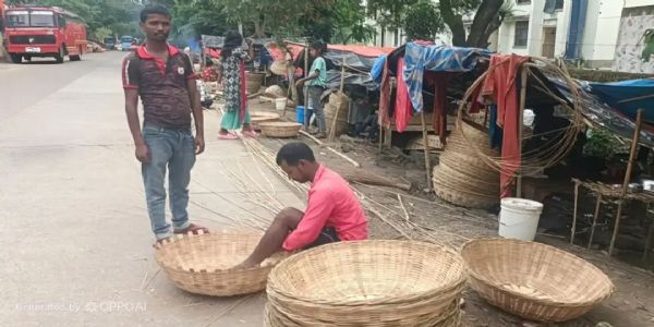 50 साल से खगड़ा स्टेडियम रोड पर सज रही आस्था और परंपरा की दुकान, तीन पीढ़ियों से सूप-दउरा बना रहे कारीगर