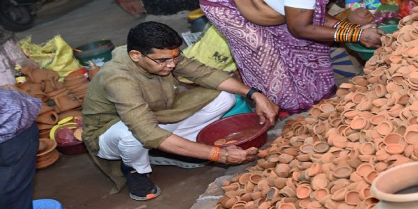 राजस्व मंत्री टंक राम वर्मा ने स्थानीय विक्रेताओं से खरीदे मिट्टी के दीये