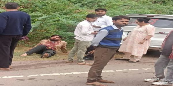 कार की टक्कर में बाइक सवार चाचा-भतीजे की मौत, पांच घायल