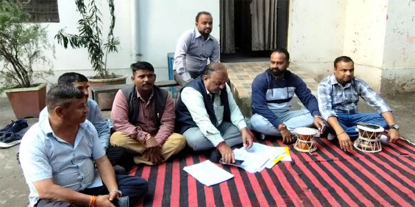 यूनीपोल आवंटन में भ्रष्टाचार का आरोप, नगर आयुक्त कार्यालय के बाहर धरने पर बैठे कांग्रेसी