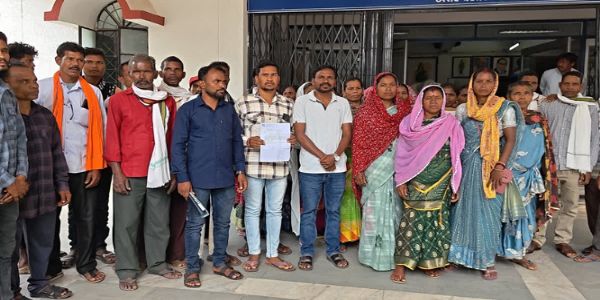 कांकेर के तीन गांव के ग्रामीणाें ने अलग ग्राम पंचायत गठन का साैंपा ज्ञापन