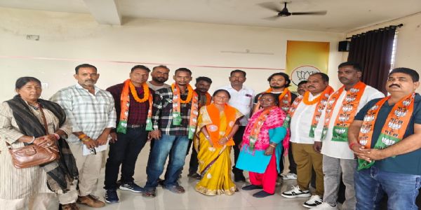 भाजपा में शामिल हुए अल्पसंख्यक समुदाय के लोग, जिला अध्यक्ष ने किया स्वागत