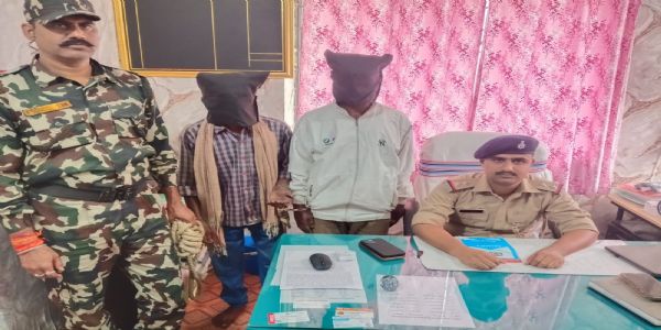 पिठौरिया में हथियार के बल पर घर में लूटपाट करने वाले दो आरोपित गिरफ्तार
