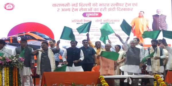 (अपडेट) वाराणसी से तीन ट्रेनों को हरी झंडी, रेलमंत्री बोले-प्रधानमंत्री ने बुलेट ट्रेन के 