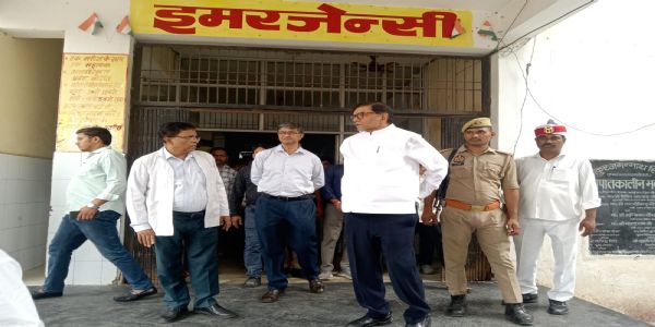 बलिया के जिला अस्पताल में जर्जर स्ट्रेचर देख जिलाधिकारी नाराज