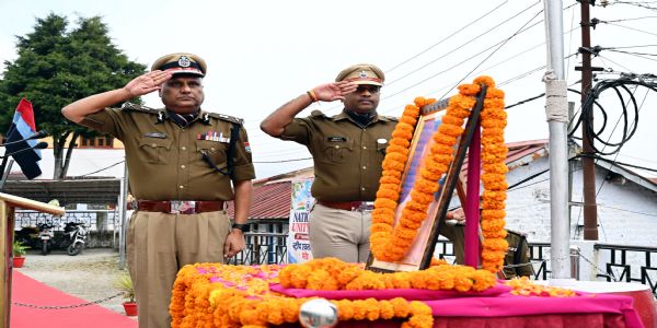 पुलिस लाइन में शानदार एकता परेड का प्रदर्शन