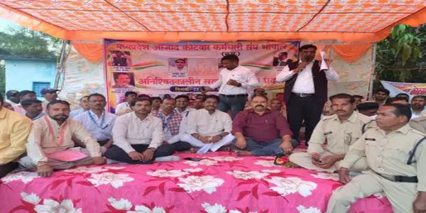 भोपाल में कोटवारों ने किया प्रदर्शन, घटिया वर्दी देने का आरोप, खरीदी की जांच और सेवा भूमि के स्थायी पट्टे की मांग