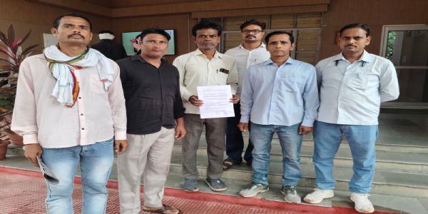 दीपावली से पहले वेतन न मिलने से मीटर रीडरों में मायूसी, डीएम को ज्ञापन देकर लगाई गुहार