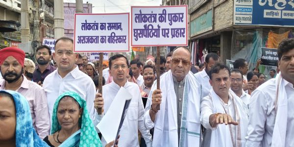 लोकतंत्र की रक्षा के संकल्प के साथ सड़कों पर उतरे भाजपा कार्यकर्ता